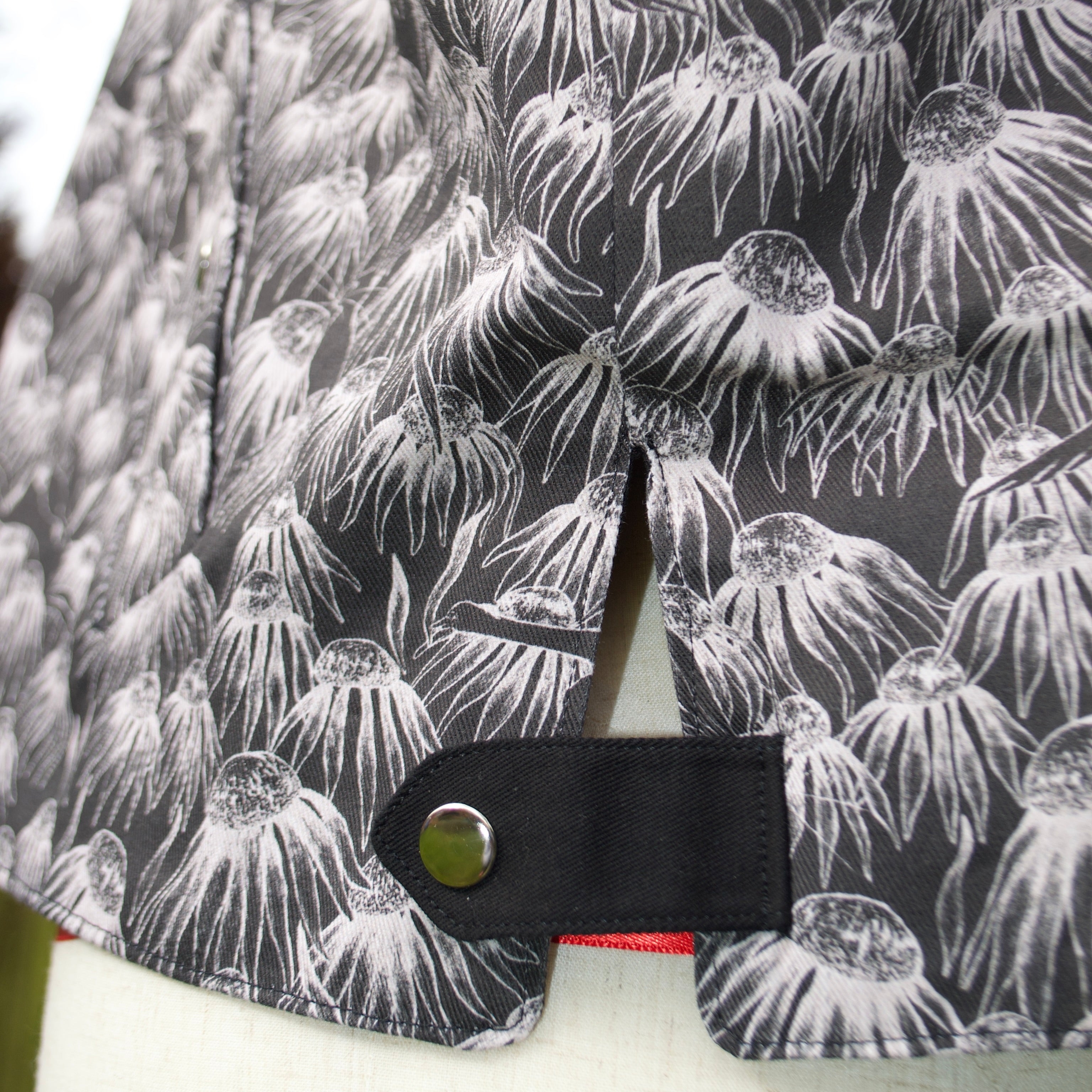 100% cotton lightweight gilet with concealed pockets and side openings for added movement and inclusive sizing. perfect for spring summer